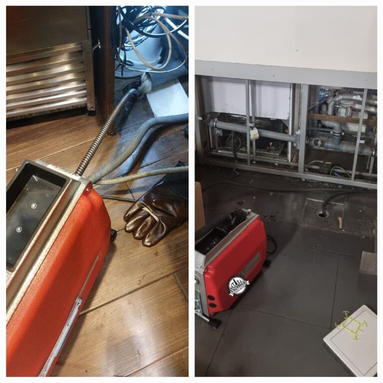 Zdjęcie przedstawia proces udrażniania kanalizacji w piwnicy domku jednorodzinnego. Widać specjalną sprężynę używaną do czyszczenia rur